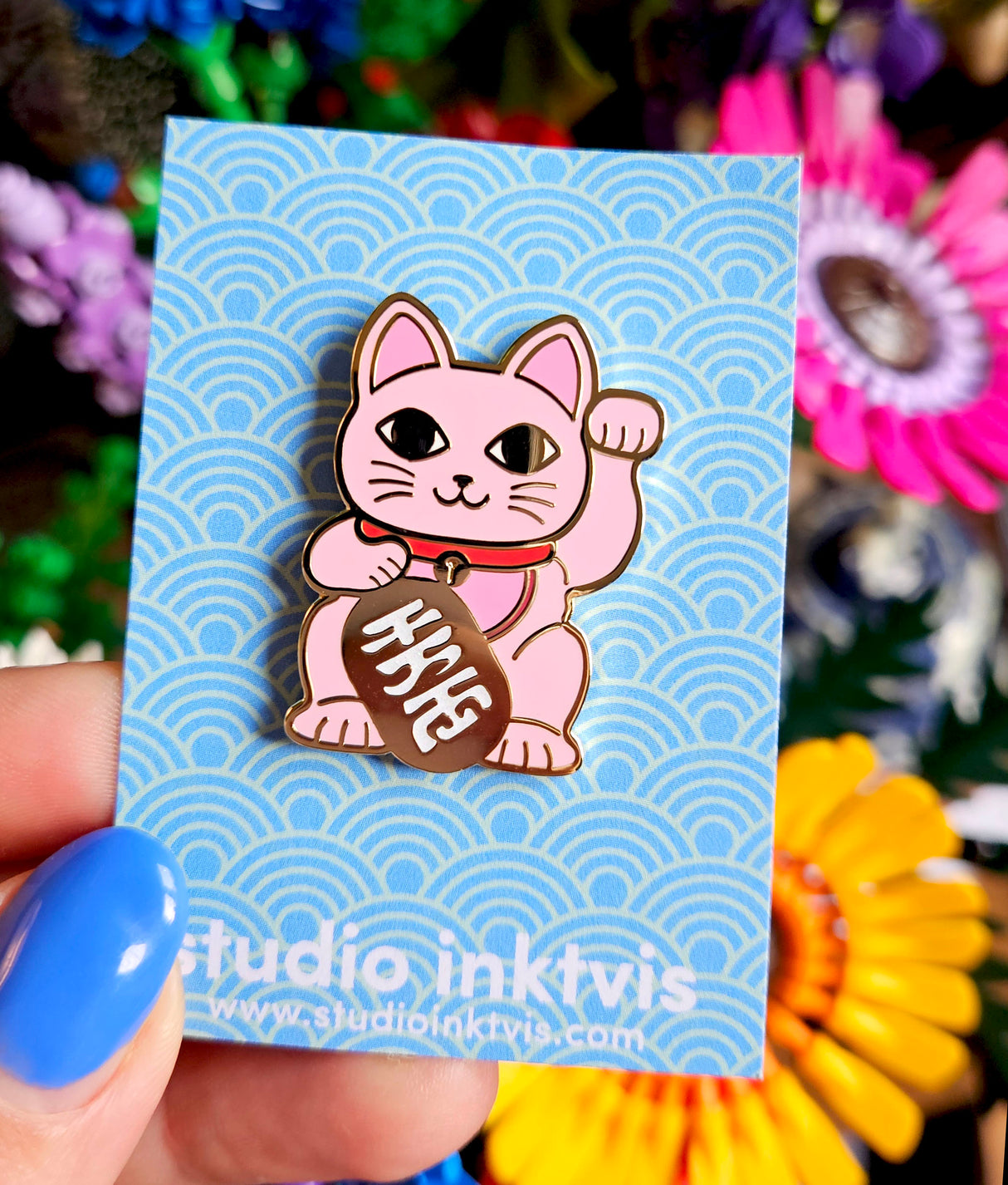 Maneki Neko pin roze studio inktvis geluks kat