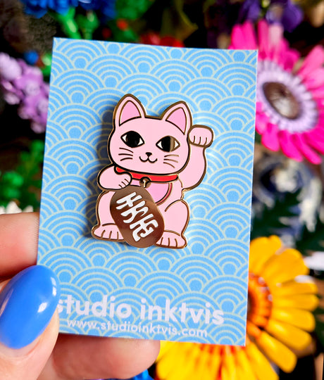Maneki Neko pin roze studio inktvis geluks kat