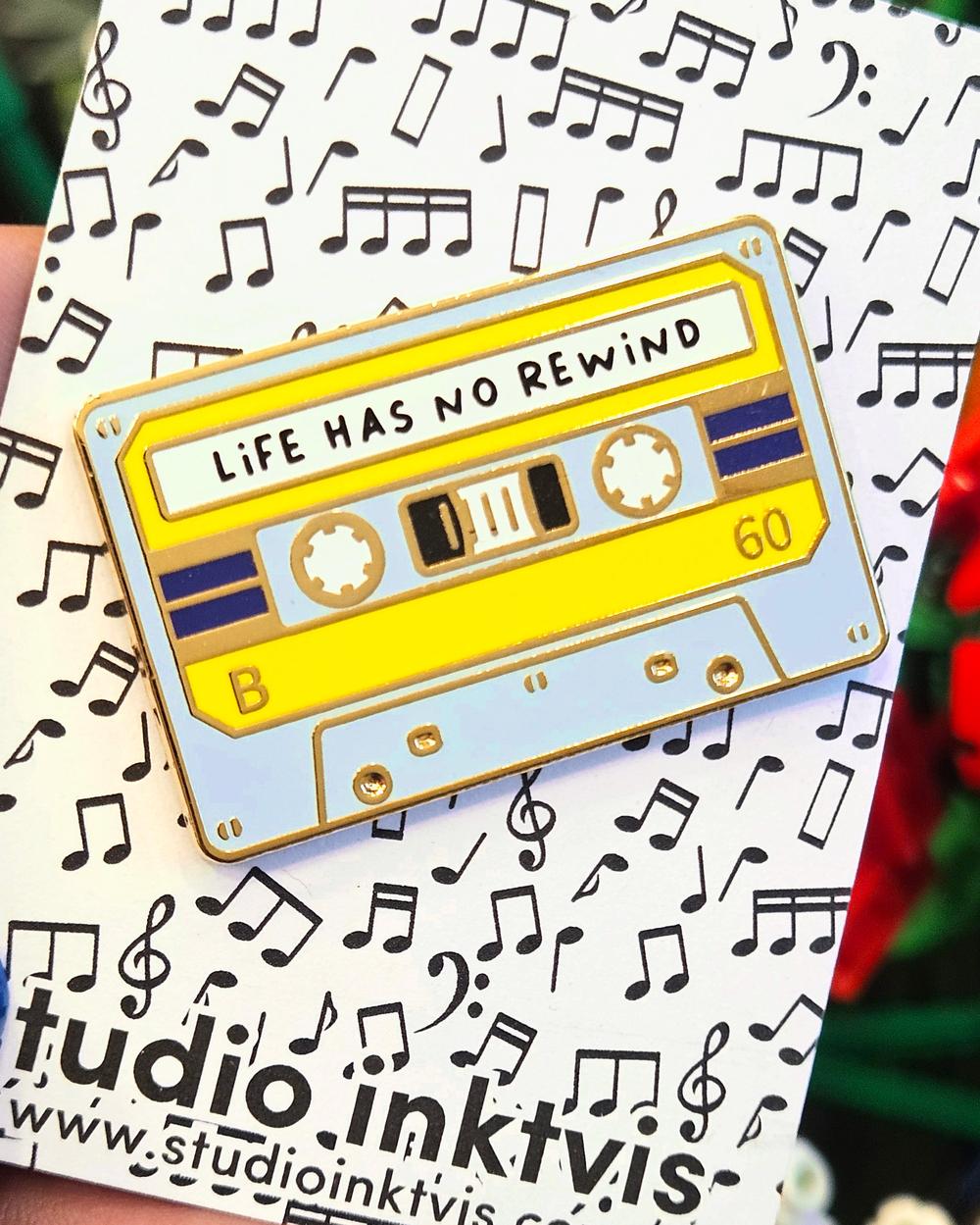 Pin Cassettebandje Life has no rewind-Pins-Txt-Studio Inktvis