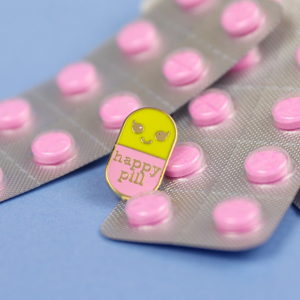 Pin Happy pill geel roze