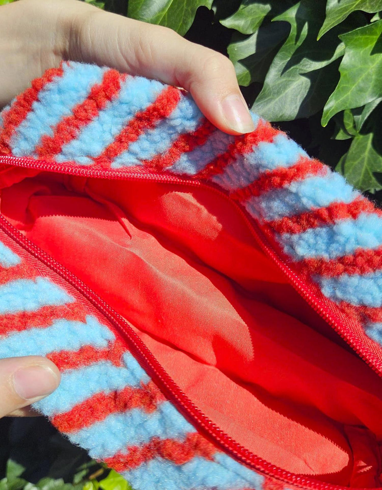 Tasje Very demure rood licht blauwe streep van teddy stof-Toilettas-Txt-Studio Inktvis