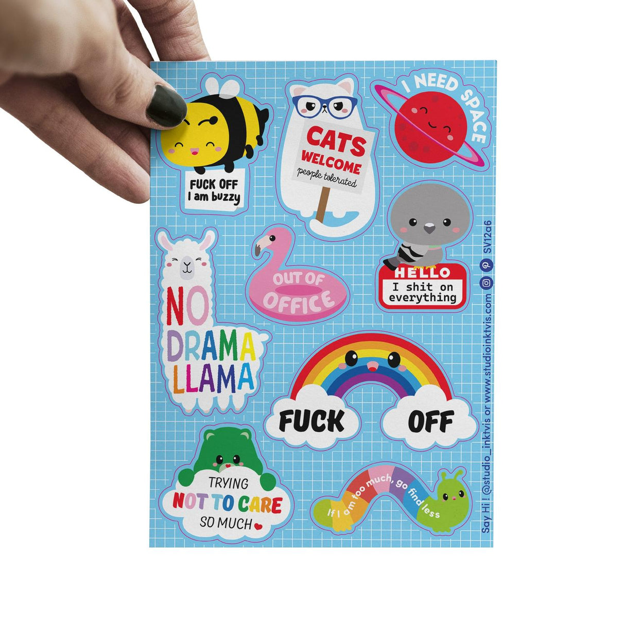 Hand houdt een stickervel met 11 brutale, kleurrijke cartoonfiguren, waaronder een lama, bij en regenboog, op een blauw raster.