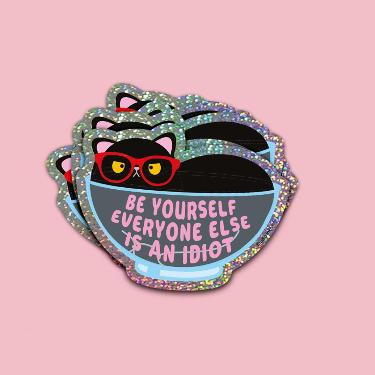Holografische glitter sticker met een zwarte kat, rode bril en grappige Engelse tekst.