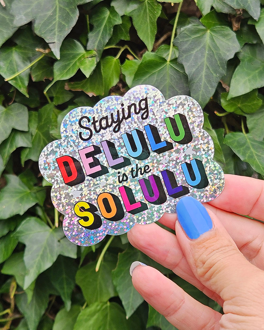 Glitter Sticker Staying Delulu is the Solulu – Sprankelende Positiviteit en Uniek Design