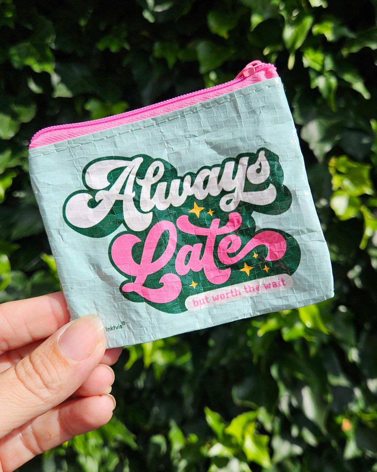 Mini portemonnee Always late van gerecycled plastic-Portemonnee-Txt-Studio Inktvis