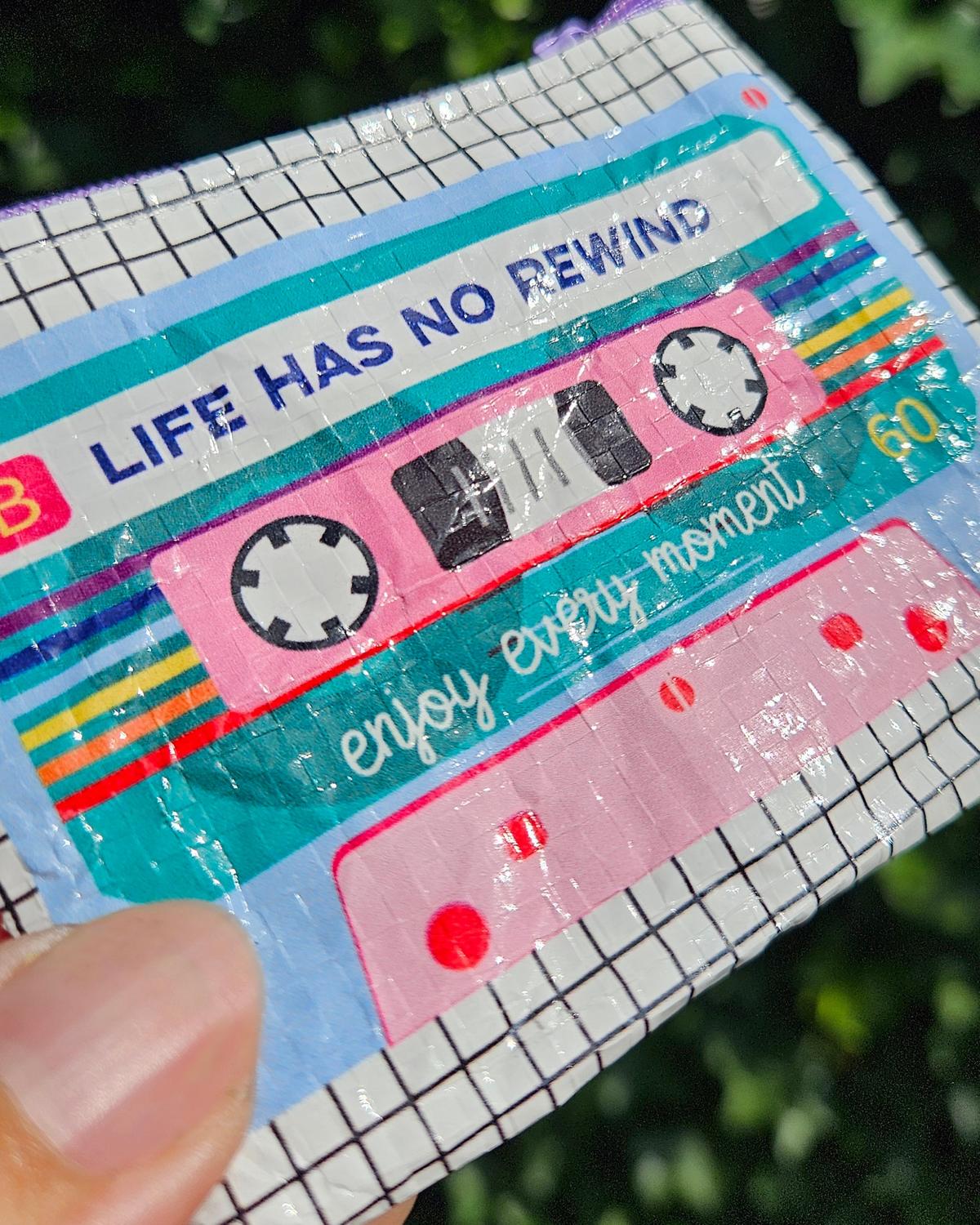 Mini portemonnee Cassettebandje Life has no rewind van gerecycled plastic-Portemonnee-Txt-Studio Inktvis