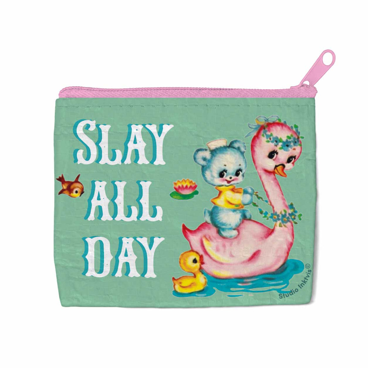 Mintgroene mini portemonnee met roze rits, vintage zwaan en beer print en de tekst Slay All Day. Duurzaam gerecycled materiaal.