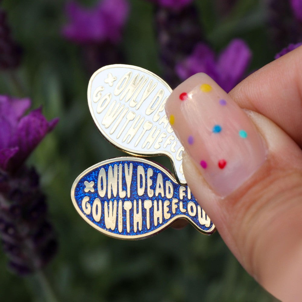 Pin Only dead fish go with the flow blauw-Studio Inktvis-Studio Inktvis