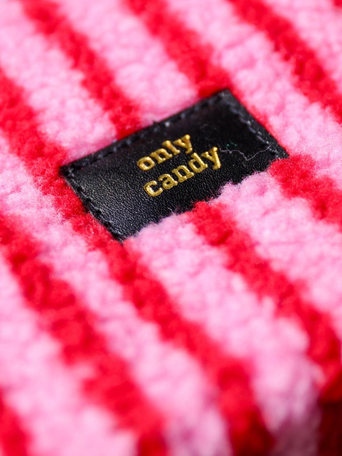Close-up van roze-rood gestreept teddy tasje met zwart label en gouden tekst Only Candy