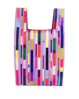 Paarse rPET shopping bag met een kleurrijk Confetti Rain patroon van verticale strepen.