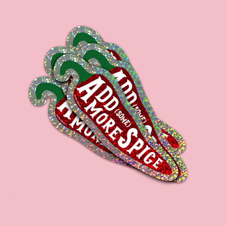 Rode glitter chilipeper sticker met "Add (some) more spice" tekst en groene steel, 12,2 x 3,3 cm.