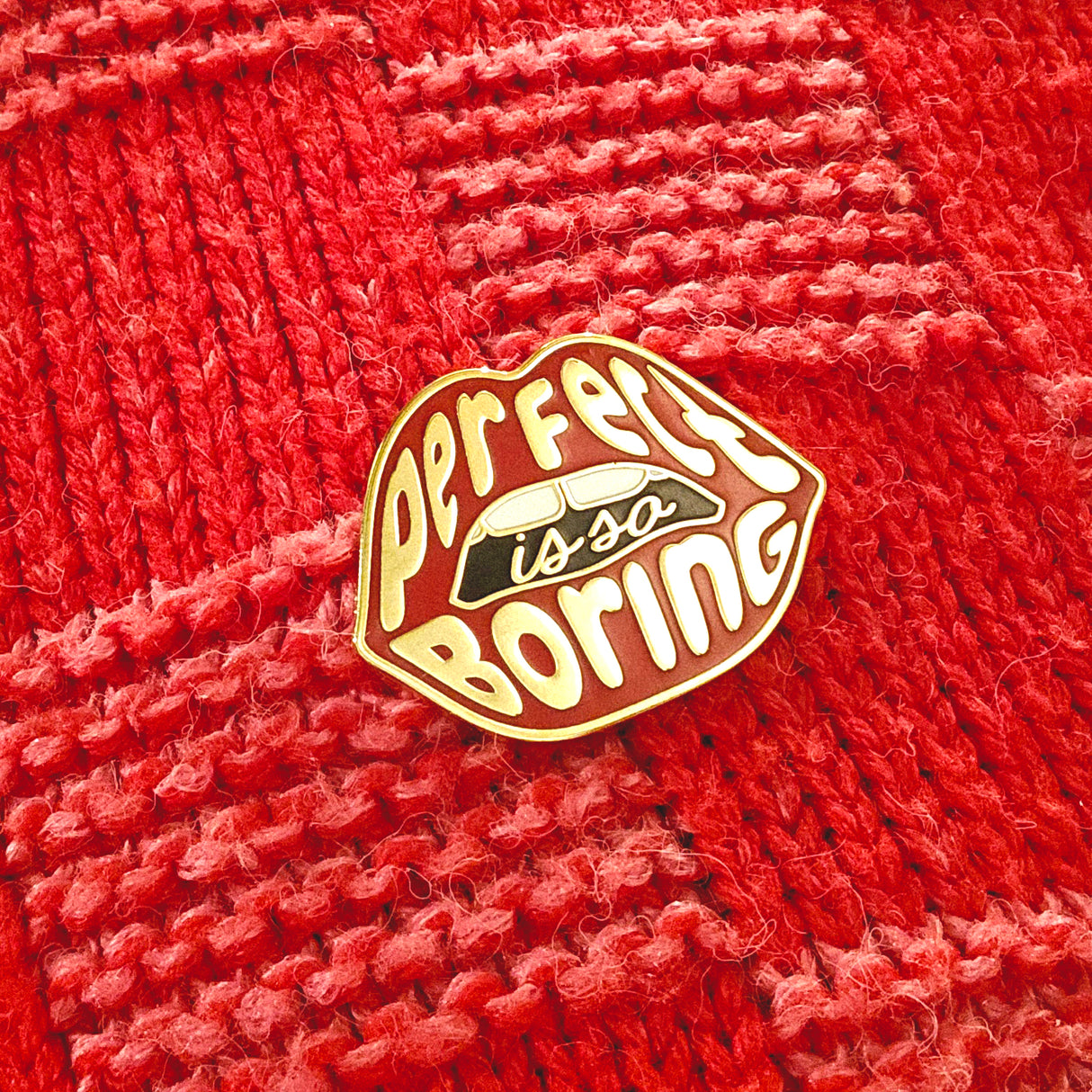 Pin Lips Perfection is so boring Rood-Pins-Txt-Studio Inktvis