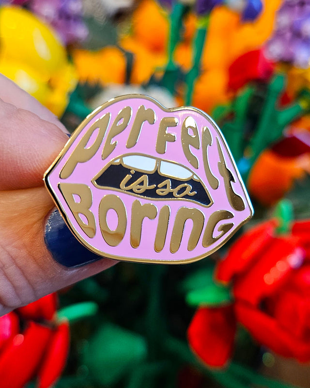 Pin Lips Perfection is so boring Roze-Pins-Txt-Studio Inktvis