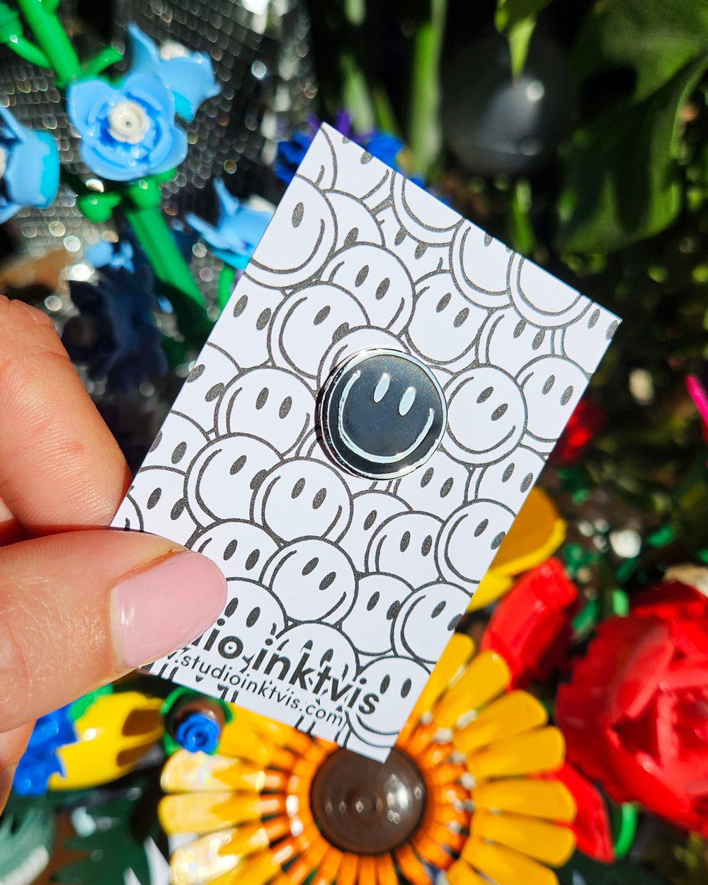 Sticker Smiley Pin Smiley pin - spread joy with a cute smiley lapel pin – Studio Inktvis