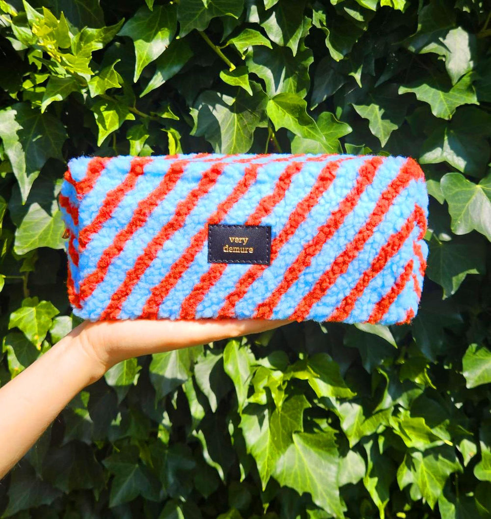 Tasje Very demure rood licht blauwe streep van teddy stof-Toilettas-Txt-Studio Inktvis