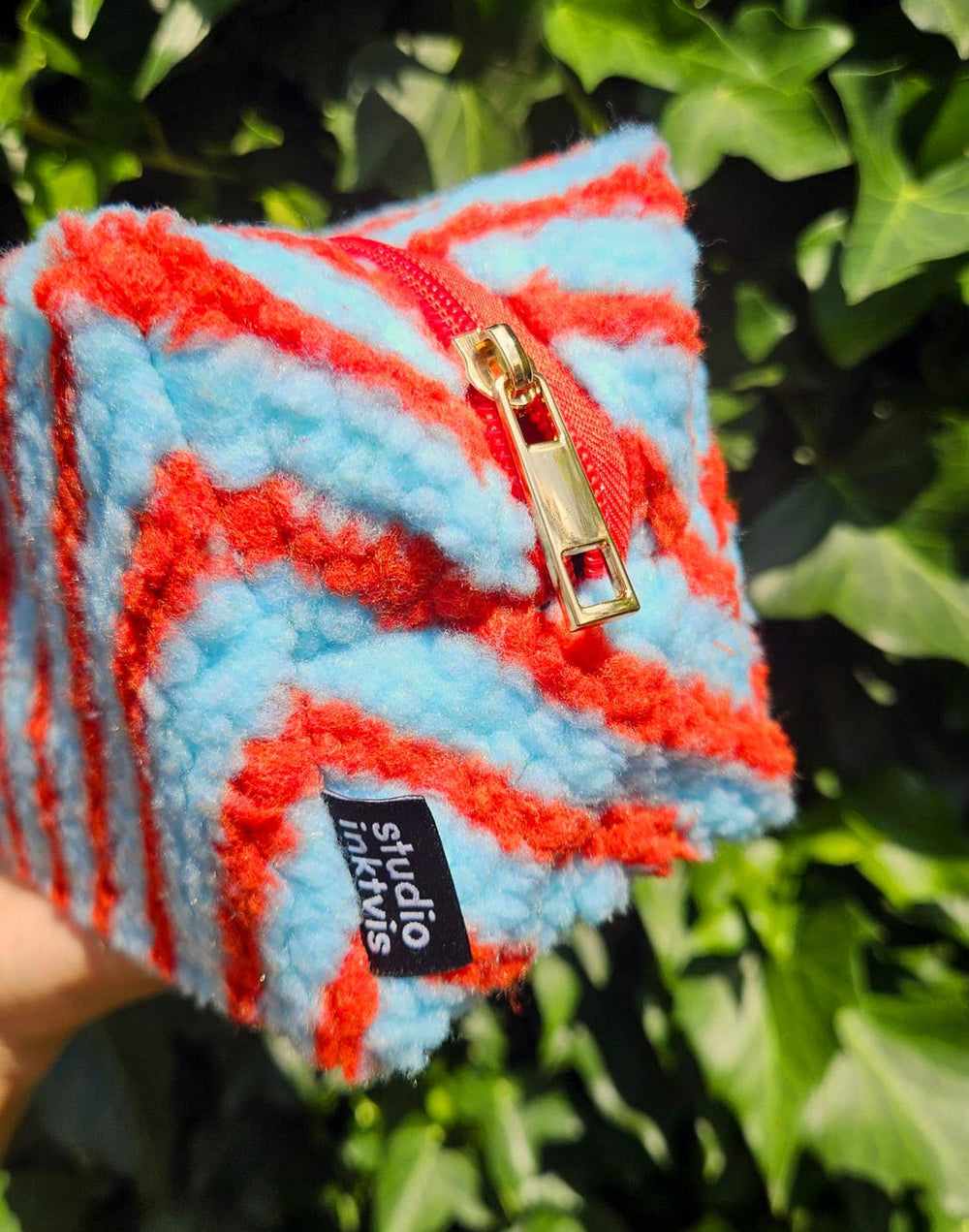 Tasje Very demure rood licht blauwe streep van teddy stof-Toilettas-Txt-Studio Inktvis