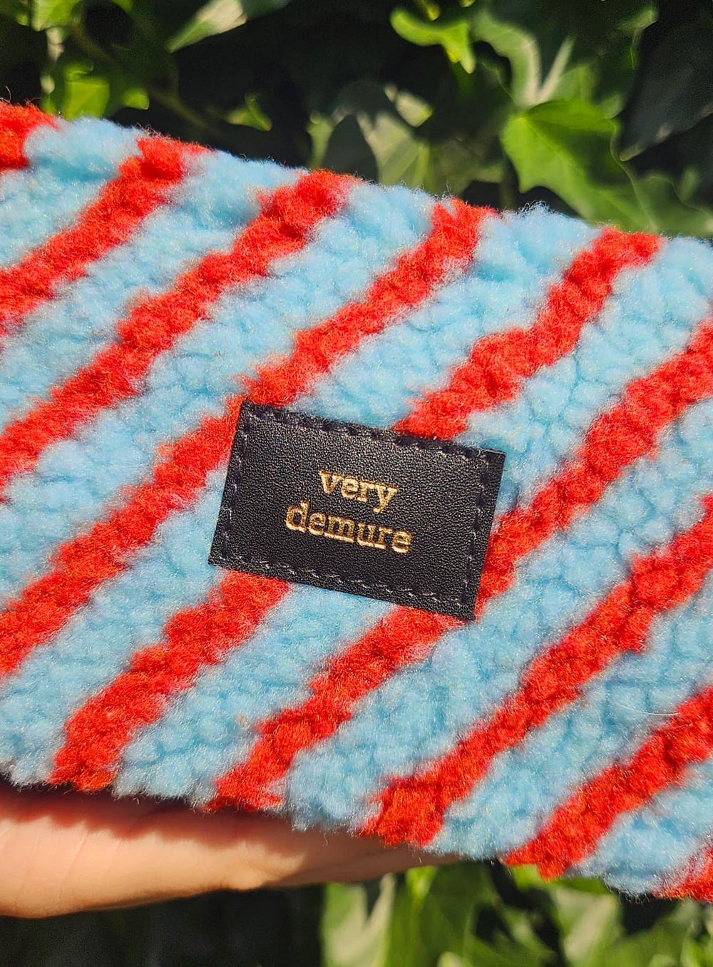 Tasje Very demure rood licht blauwe streep van teddy stof-Toilettas-Txt-Studio Inktvis