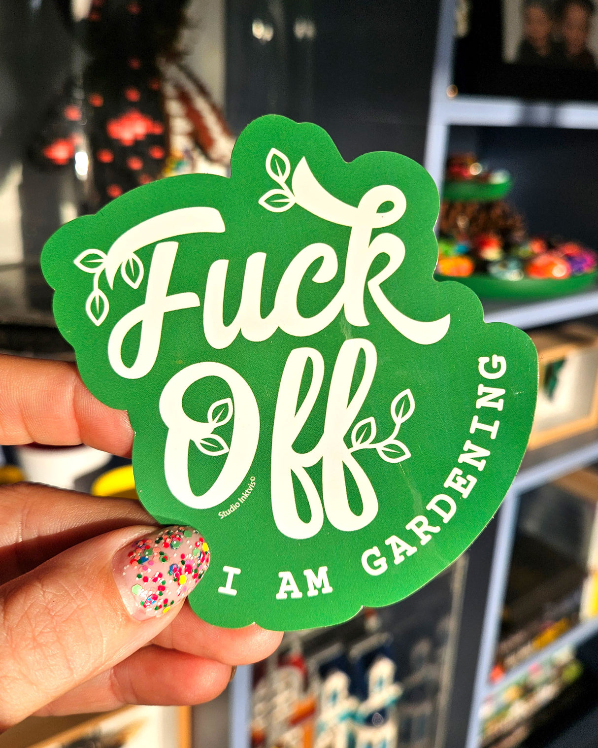 Vaatwasbestendige Sticker FUCK OFF I am gardening groen-Stickers-Txt-Studio Inktvis
