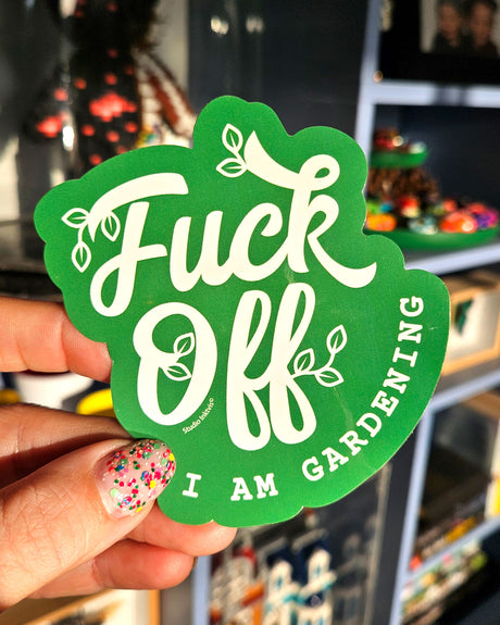 Vaatwasbestendige Sticker FUCK OFF I am gardening groen-Stickers-Txt-Studio Inktvis