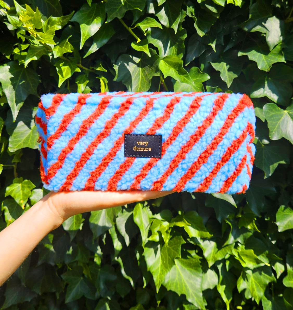 Tasche Sehr dezent rot hellblau gestreift aus Teddystoff