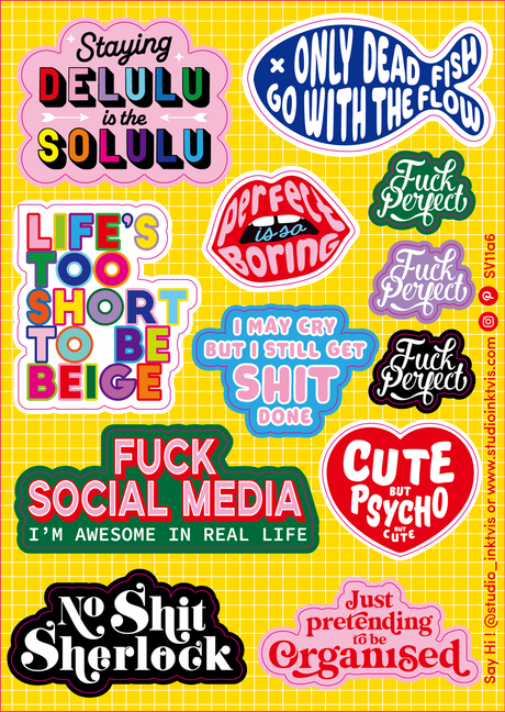 A6 vinyl stickervel met 11 kleurrijke, brutale quotes zoals "Delulu is the Solulu" en "Life's too short to be beige".