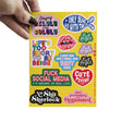 Hand houdt geel A6 stickervel met kleurrijke quotes zoals "Delulu is the Solulu" en "Cute but Psycho".