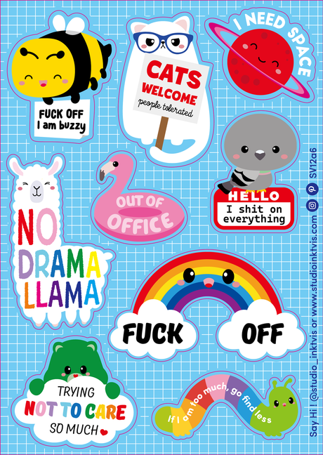 Kleurrijk stickervel met 11 brutale, schattige personages zoals een lama, kat, bij, en regenboog met grappige teksten.