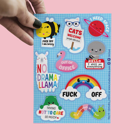 Hand houdt een stickervel vast met 11 brutale, kleurrijke dierenstickers en grappige teksten op een blauw raster.