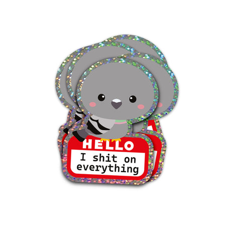 Holografische glittersticker van een schattige grijze duif met een rood naamlabel: "HELLO I shit on everything".