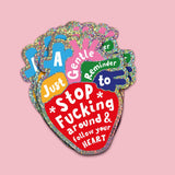 Kleurrijke holografische glitter sticker in de vorm van een anatomisch hart met motiverende tekst.