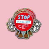 Holografische glittersticker in verkeersbordvorm met de tekst Stop Scrolling en cartoonhanden op een roze achtergrond.