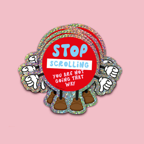 Holografische glittersticker in verkeersbordvorm met de tekst Stop Scrolling en cartoonhanden op een roze achtergrond.