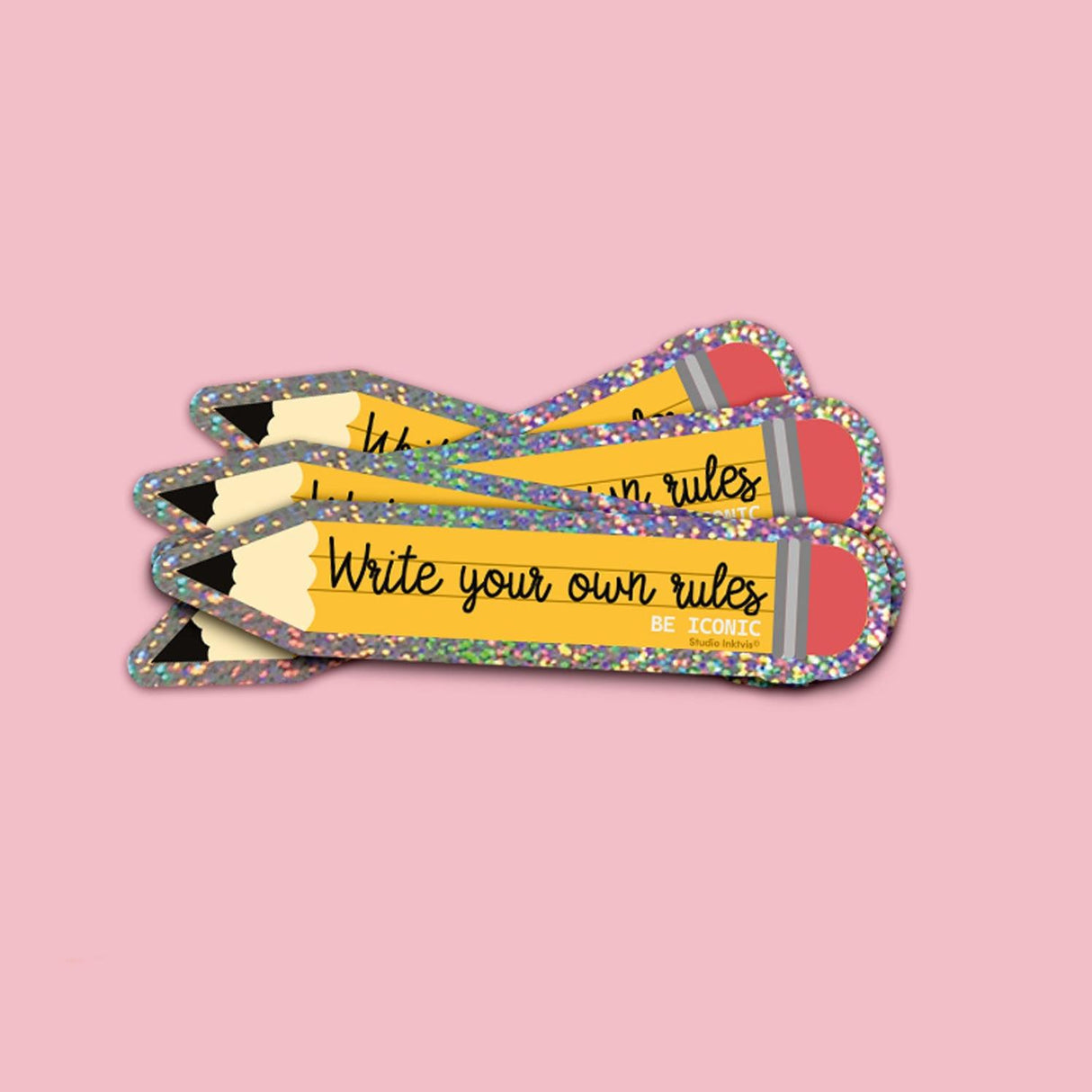 Holografische glitter sticker in de vorm van een geel potlood met de tekst Write your own rules.