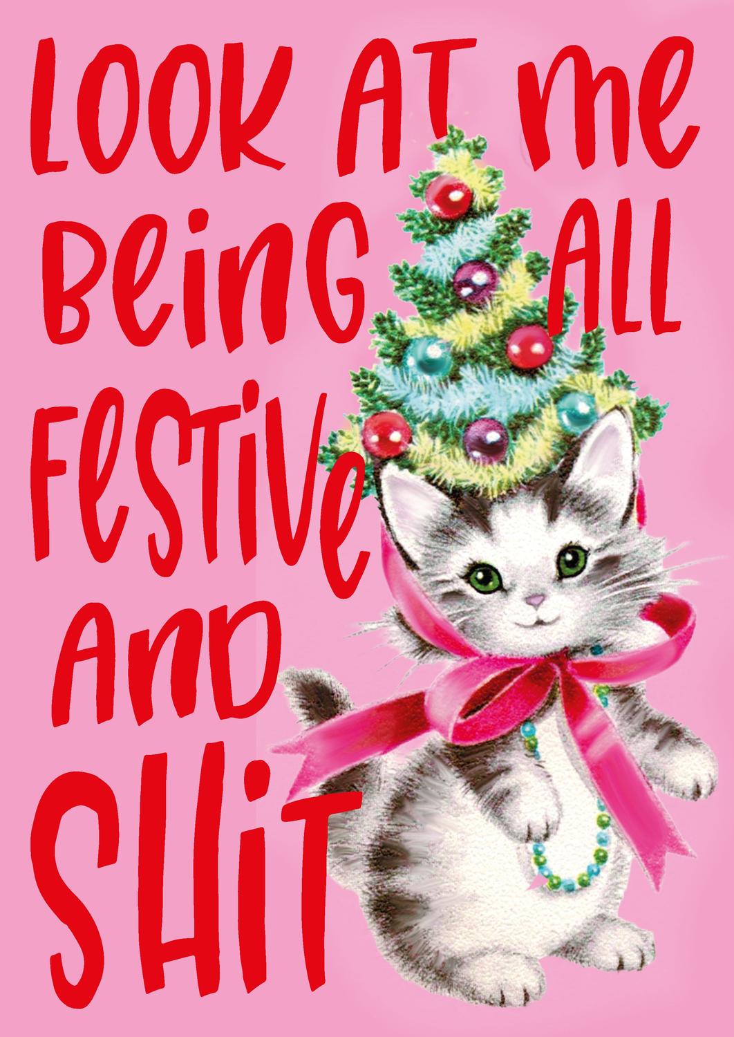 Grappige vintage kerstkaart met een schattige kitten die een kerstboom op zijn hoofd draagt, roze strik en kralen.