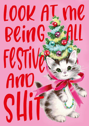 Grappige vintage kerstkaart met een schattige kitten die een kerstboom op zijn hoofd draagt, roze strik en kralen.