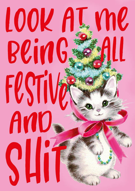 Grappige vintage kerstkaart met een schattige kitten die een kerstboom op zijn hoofd draagt, roze strik en kralen.