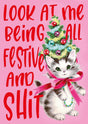 Grappige vintage kerstkaart met een schattige kitten die een kerstboom op zijn hoofd draagt, roze strik en kralen.