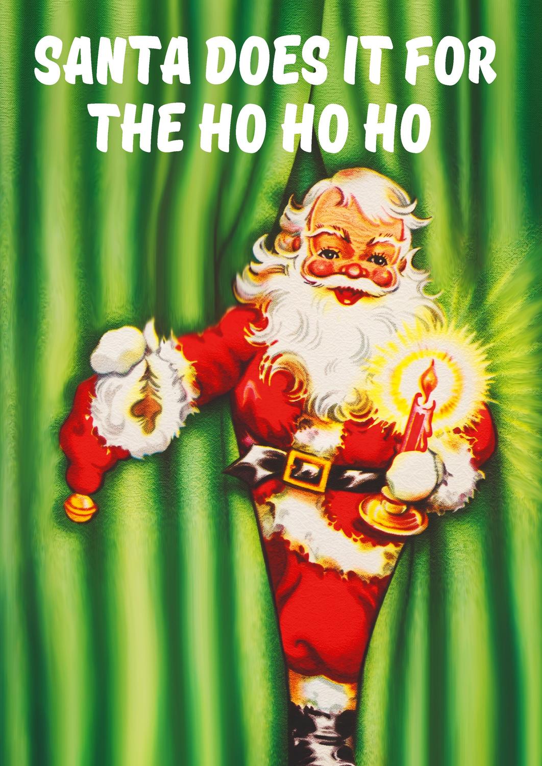 Vintage kerstkaart met ondeugende kerstman die tussen groene gordijnen gluurt, een brandende kaars vasthoudt en de tekst "Santa Does It For The Ho Ho Ho" toont.