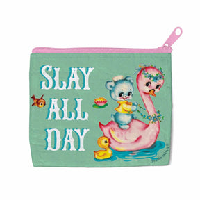 Mintgroene mini portemonnee met roze rits, vintage zwaan en beer print en de tekst Slay All Day. Duurzaam gerecycled materiaal.