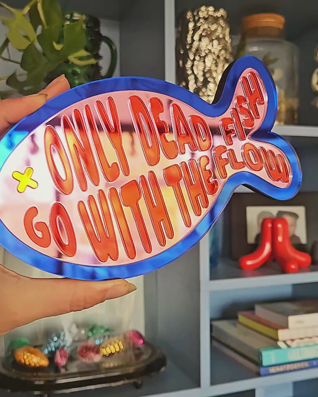 Wall art Spiegel Only dead fish Roze Blauw Rood