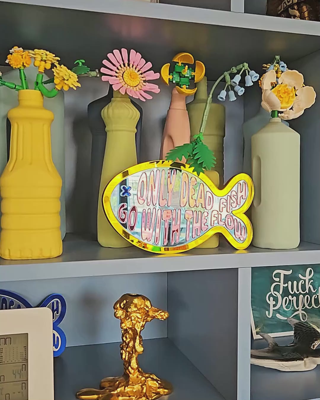 Wall art Spiegel Only dead fish Licht blauw Geel Roze