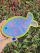 Wall art Spiegel Only dead fish Geel, Licht blauw, Roze letters en Donker blauw oogje