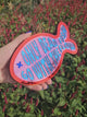 Wall art Spiegel Only dead fish Rood Roze Licht blauwe letters en Donker blauw oogje