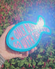 Wall art Spiegel Only dead fish Teal, Licht blauw, Roze letters en Rood oogje