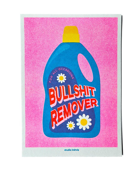 Roze Riso art print van een blauwe "Bullshit Remover" wasmiddelfles met madeliefjes, 13x18cm.