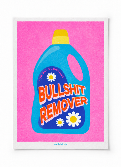 Riso art print op 300g Gmund-papier met een blauwe 'Bullshit Remover' fles op een roze achtergrond. 13x18 cm.