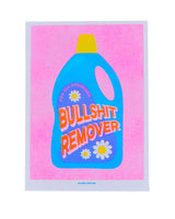 Roze Riso art print van een blauwe wasmiddelfles met "Bullshit Remover" tekst en madeliefjes.