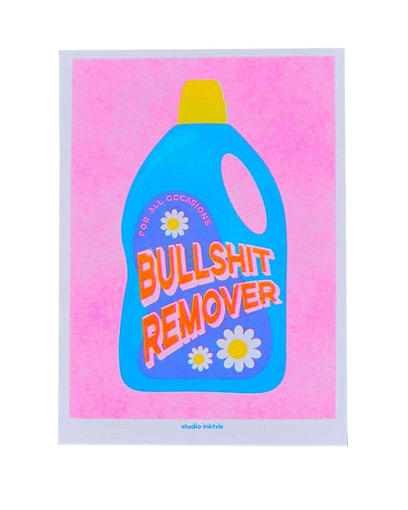 Roze Riso art print van een blauwe wasmiddelfles met "Bullshit Remover" tekst en madeliefjes.