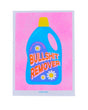 Roze Riso art print van een blauwe wasmiddelfles met "Bullshit Remover" tekst en madeliefjes.