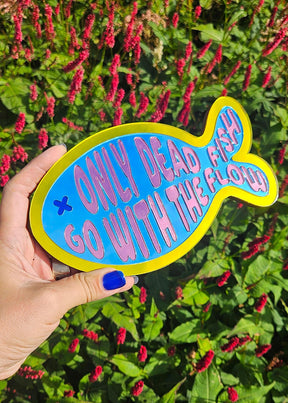 Visvormige wandspiegel van acryl met roze tekst Only dead fish go with the flow, geel en blauw design, 20x11,6 cm.